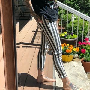 Mid-Rise Black and White Striped 7/8 Pants